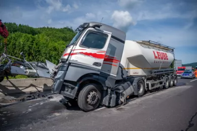 Schwerer Auffahrunfall auf A9 endet mit enormem Sachschaden und massiven Verkehrsbehinderungen DSC-1683.jpg