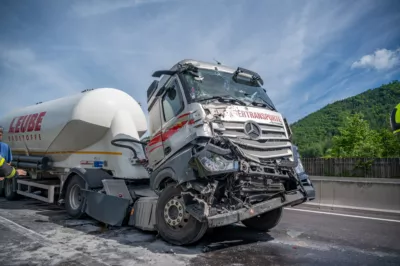 Schwerer Auffahrunfall auf A9 endet mit enormem Sachschaden und massiven Verkehrsbehinderungen DSC-1695.jpg