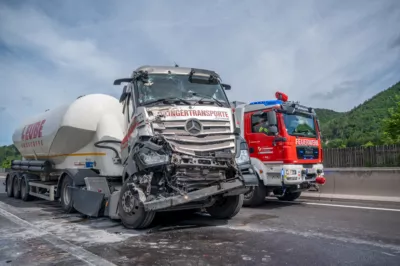 Schwerer Auffahrunfall auf A9 endet mit enormem Sachschaden und massiven Verkehrsbehinderungen DSC-1711.jpg