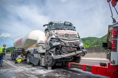 Schwerer Auffahrunfall auf A9 endet mit enormem Sachschaden und massiven Verkehrsbehinderungen DSC-1727.jpg