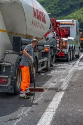 Schwerer Auffahrunfall auf A9 endet mit enormem Sachschaden und massiven Verkehrsbehinderungen DSC-1736.jpg