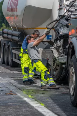 Schwerer Auffahrunfall auf A9 endet mit enormem Sachschaden und massiven Verkehrsbehinderungen DSC-1744.jpg