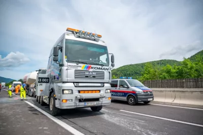 Schwerer Auffahrunfall auf A9 endet mit enormem Sachschaden und massiven Verkehrsbehinderungen DSC-1746.jpg