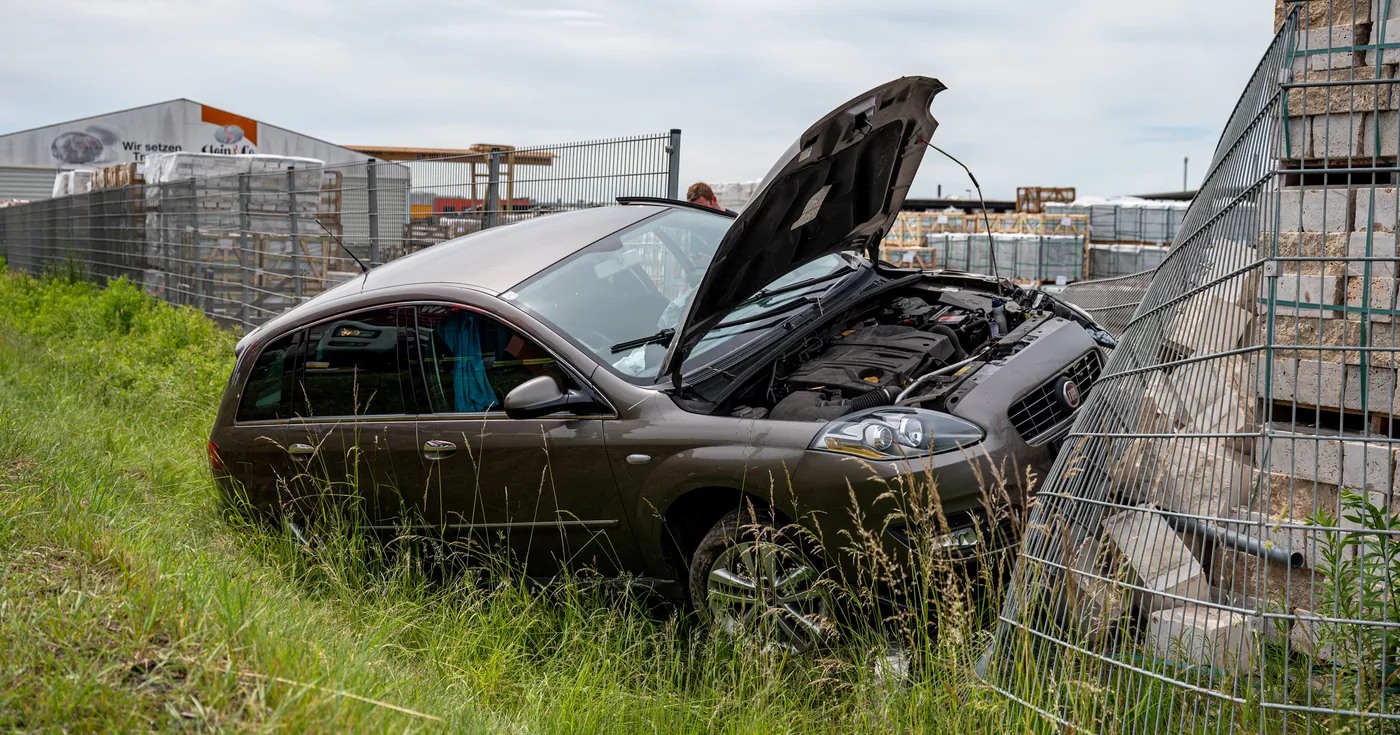 Fahrzeug kommt von der B123 ab und landet im Straßengraben