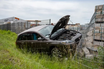 Fahrzeug kommt von der B123 ab und landet im Straßengraben BRANDSTAETTER-20240529-23.jpg