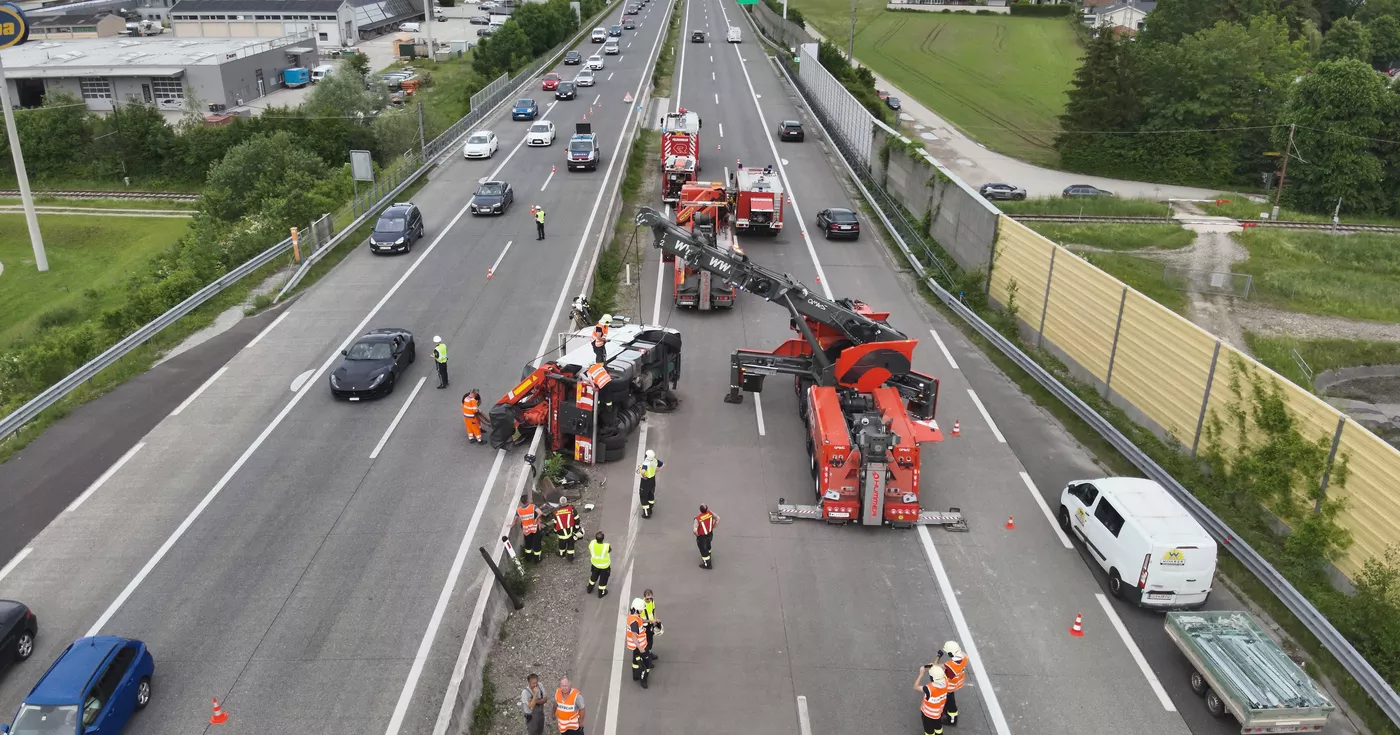 Titelbild: Schwerer LKW-Unfall Autobahn A1