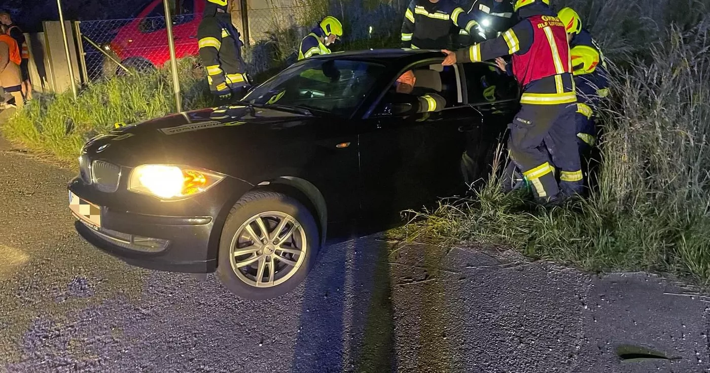 Titelbild: Fahrzeug aus Entwässerungsgraben geborgen