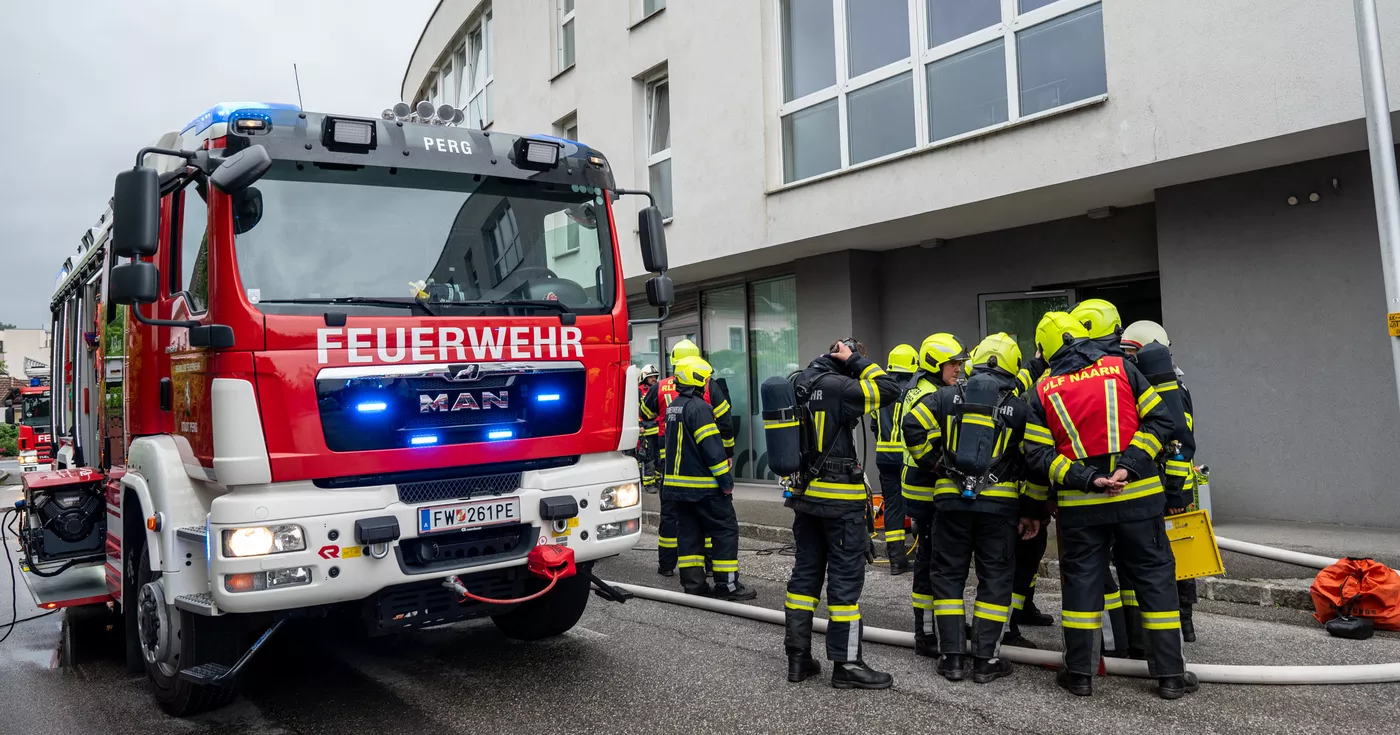 Langwieriger Kellerbrand in Mehrparteienhaus in Perg