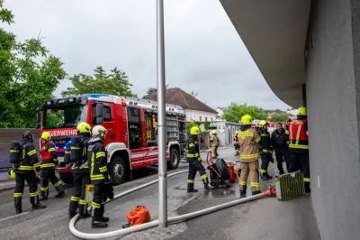 Langwieriger Kellerbrand in Mehrparteienhaus in Perg BRANDSTAETTER-20240531-77.jpg