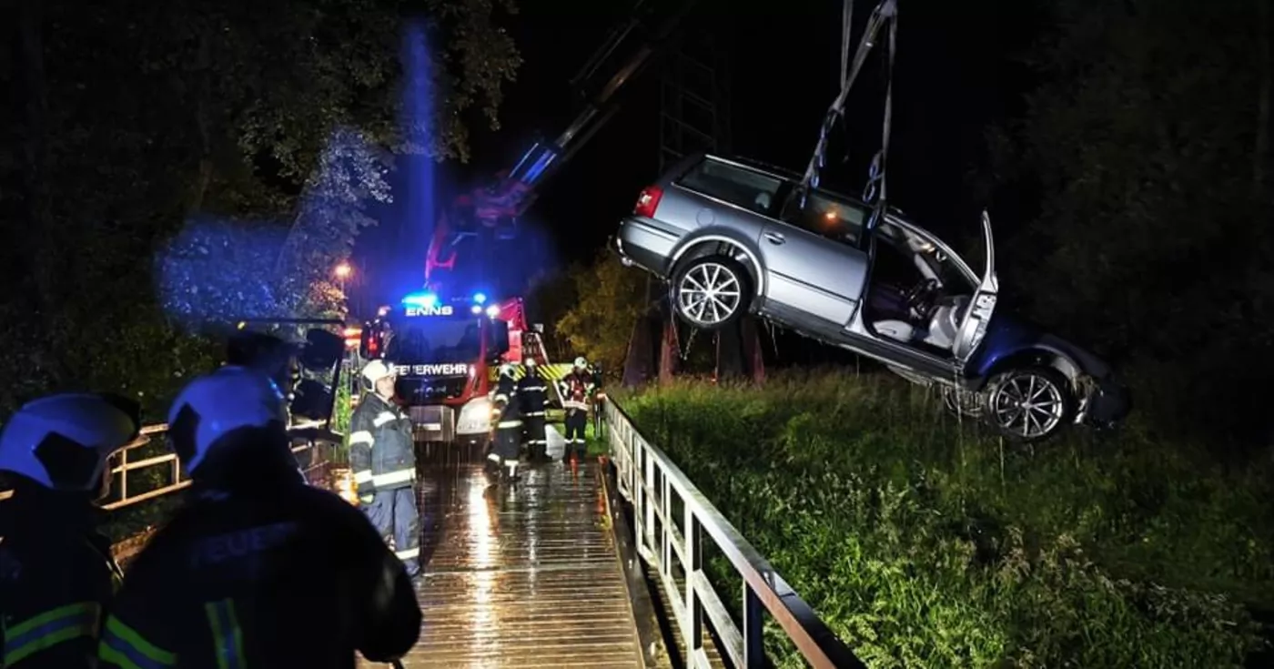 Taucher bei Fahrzeugbergung im Einsatz