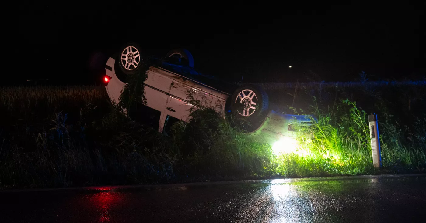 Titelbild: Nächtlicher Verkehrsunfall in Strienzing fordert eine verletzte Person