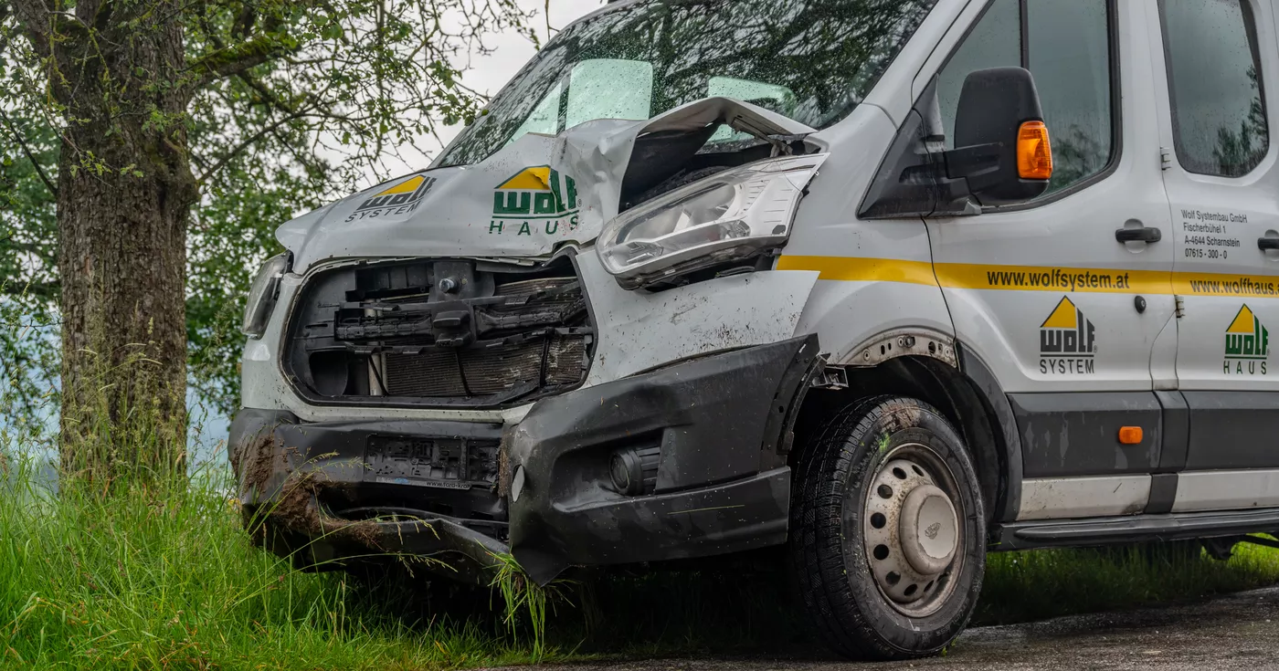 Titelbild: Auffahrunfall zwischen Kleinbus und PKW in Scharnstein endet glimpflich