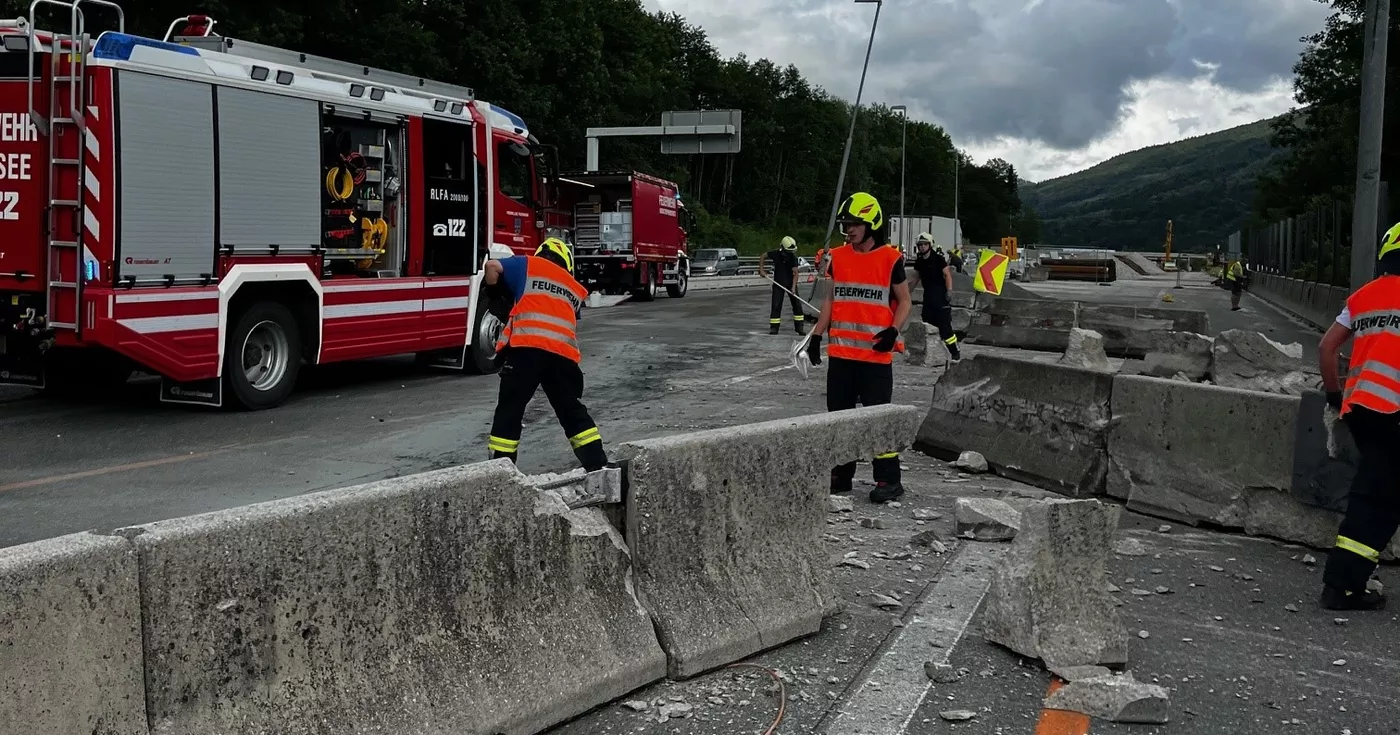 LKW-Unfall auf Autobahn bei Mondsee führt zu stundenlanger Sperre