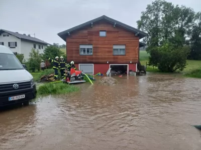 Ampflwang: Überflutung in Bahnhofstraße durch Verklausung im Bach IMG-2952.jpg