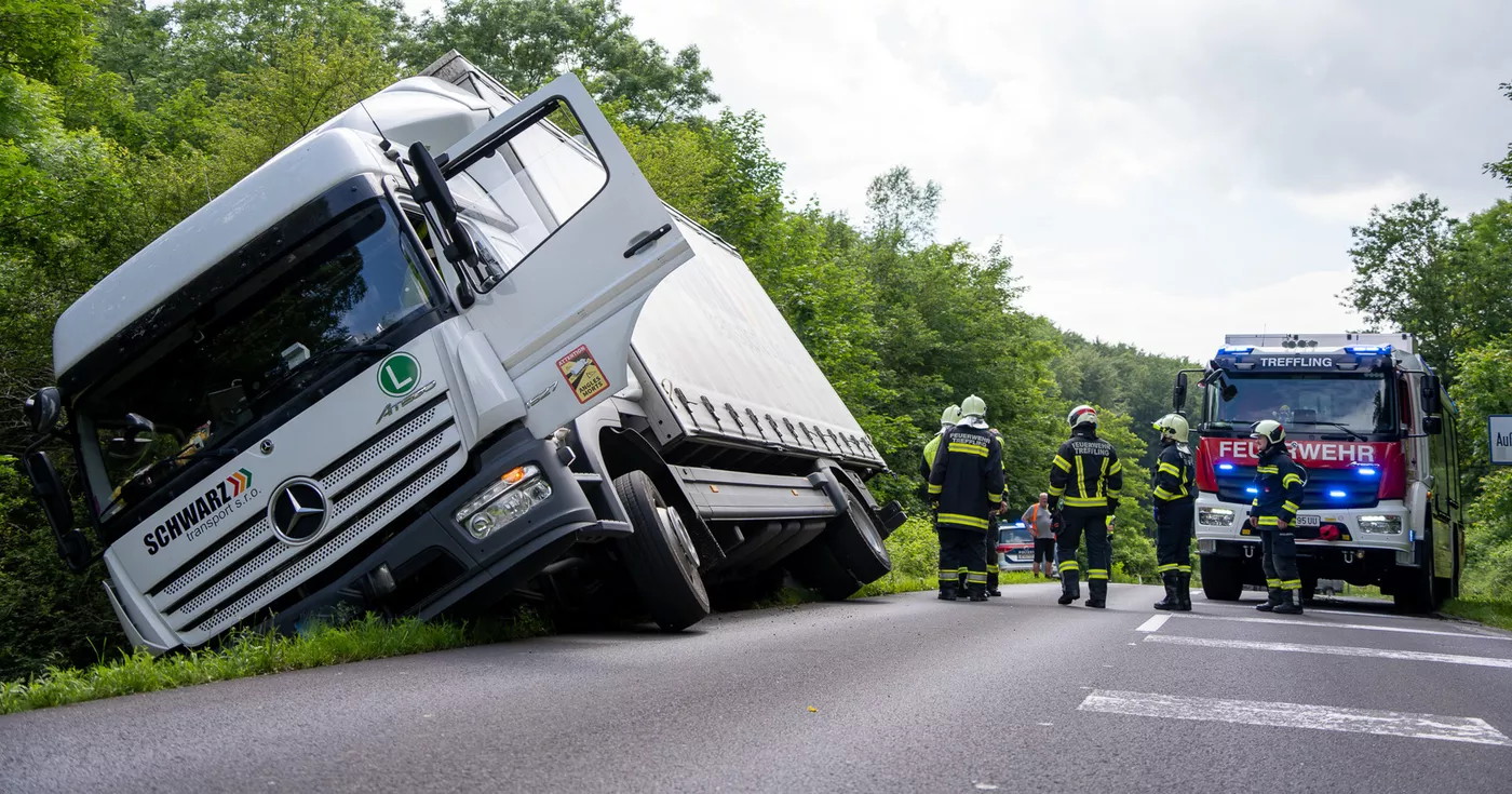 Titelbild: Bergung eines LKW in Engerwitzdorf