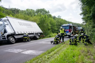 Bergung eines LKW in Engerwitzdorf PANC-202406040000104488-005.jpg