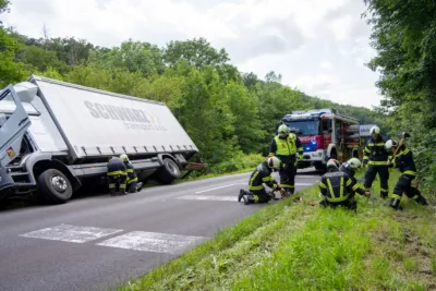 Bergung eines LKW in Engerwitzdorf PANC-202406040000104494-011.jpg