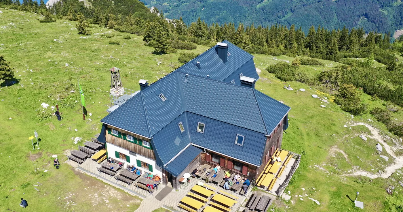 Titelbild: Bergsteigerin von Stein am Kopf getroffen