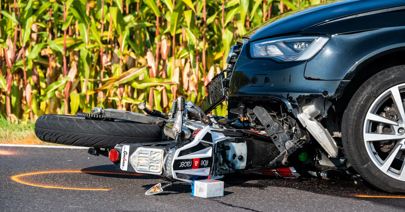 Titelbild: Moped von Pkw erfasst – Jugendliche schwer verletzt