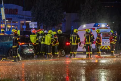 Schwerer Verkehrsunfall in Gmunden fordert fünf Verletzte - Zwei Personen eingeklemmt DSC-2085.jpg