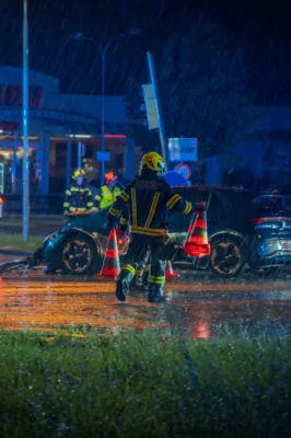 Schwerer Verkehrsunfall in Gmunden fordert fünf Verletzte - Zwei Personen eingeklemmt DSC-2112.jpg