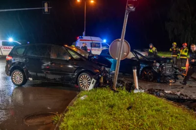 Schwerer Verkehrsunfall in Gmunden fordert fünf Verletzte - Zwei Personen eingeklemmt DSC-2122.jpg