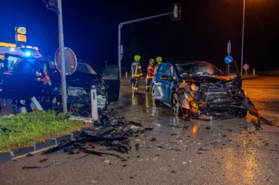 Schwerer Verkehrsunfall in Gmunden fordert fünf Verletzte - Zwei Personen eingeklemmt DSC-2135.jpg