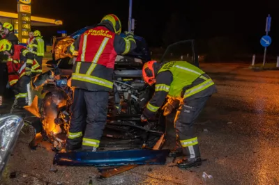Schwerer Verkehrsunfall in Gmunden fordert fünf Verletzte - Zwei Personen eingeklemmt DSC-2143.jpg