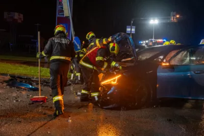 Schwerer Verkehrsunfall in Gmunden fordert fünf Verletzte - Zwei Personen eingeklemmt DSC-2146.jpg