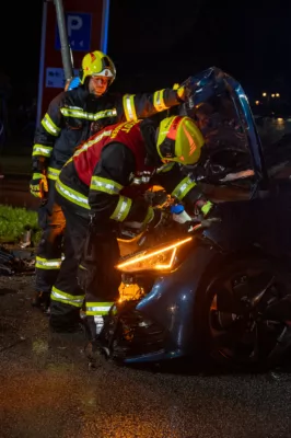 Schwerer Verkehrsunfall in Gmunden fordert fünf Verletzte - Zwei Personen eingeklemmt DSC-2150.jpg