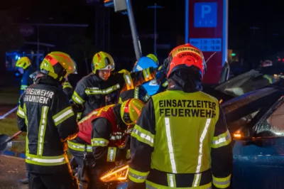 Schwerer Verkehrsunfall in Gmunden fordert fünf Verletzte - Zwei Personen eingeklemmt DSC-2167.jpg