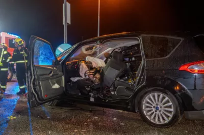 Schwerer Verkehrsunfall in Gmunden fordert fünf Verletzte - Zwei Personen eingeklemmt DSC-2185.jpg