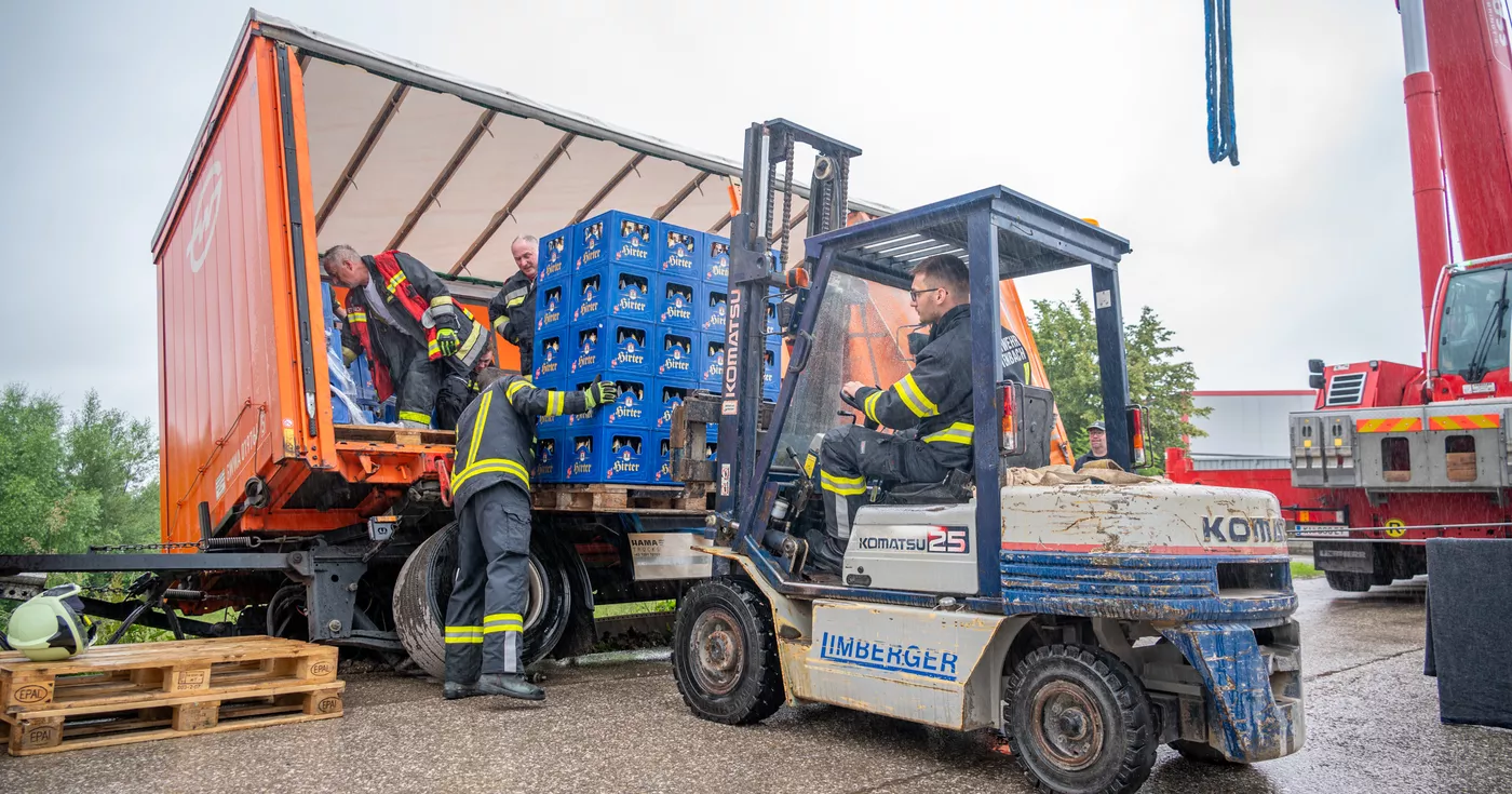 Titelbild: Feuerwehr bei Biertransporter-Bergung in Pettenbach im Einsatz