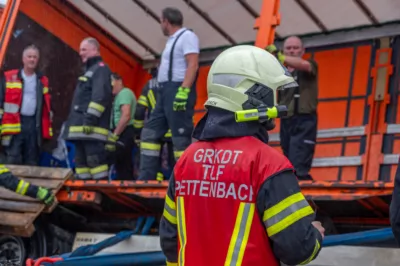 Feuerwehr bei Biertransporter-Bergung in Pettenbach im Einsatz DSC-2349.jpg