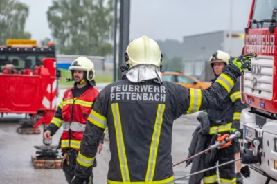 Feuerwehr bei Biertransporter-Bergung in Pettenbach im Einsatz DSC-2385.jpg