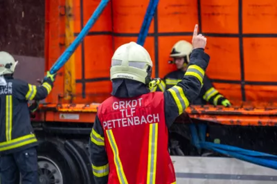 Feuerwehr bei Biertransporter-Bergung in Pettenbach im Einsatz DSC-2392.jpg