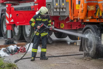 Feuerwehr bei Biertransporter-Bergung in Pettenbach im Einsatz DSC-2424.jpg