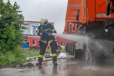 Feuerwehr bei Biertransporter-Bergung in Pettenbach im Einsatz DSC-2436.jpg