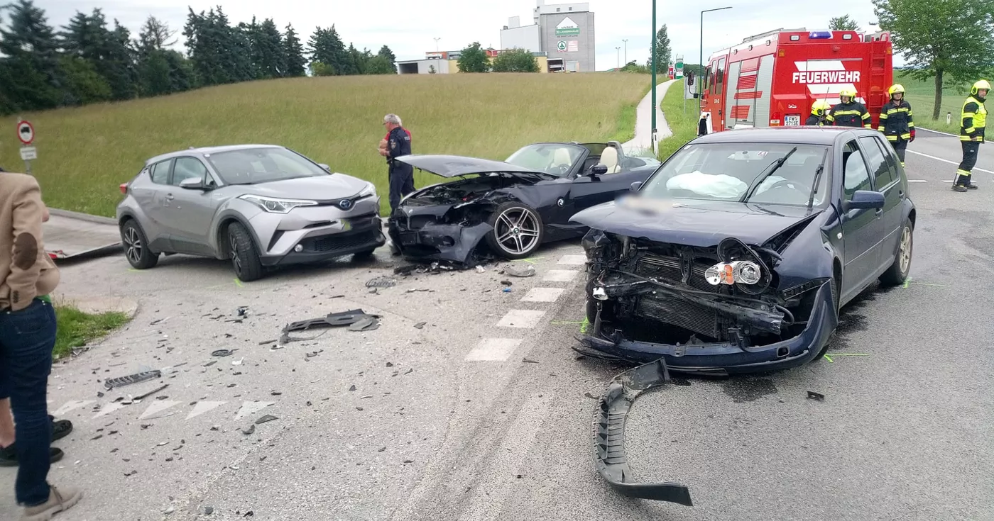 Verkehrsunfall in Wolfen: Drei Fahrzeuge stark beschädigt