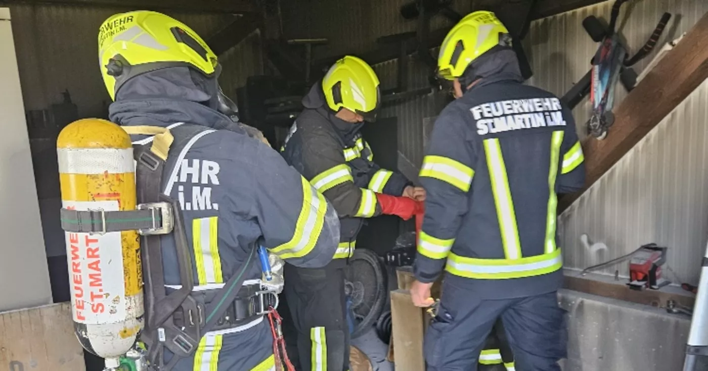 Titelbild: Feuerwehr bekämpft Feuer an PV-Anlage