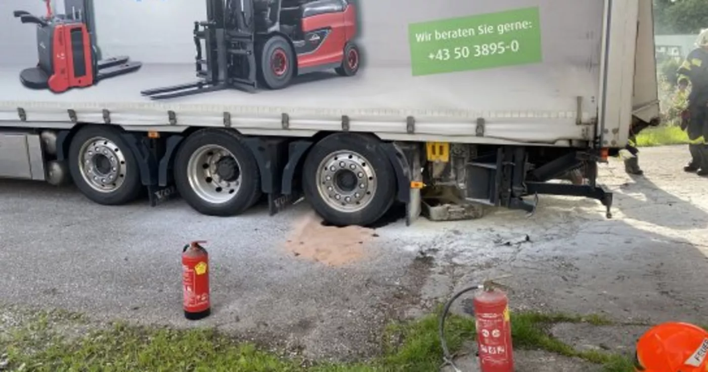 Titelbild: LKW-Brand in Laakirchen erfolgreich gelöscht