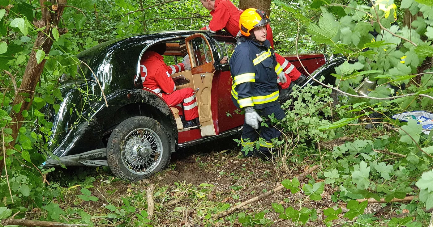 Titelbild: Personenrettung aus abgestürztem Oldtimer