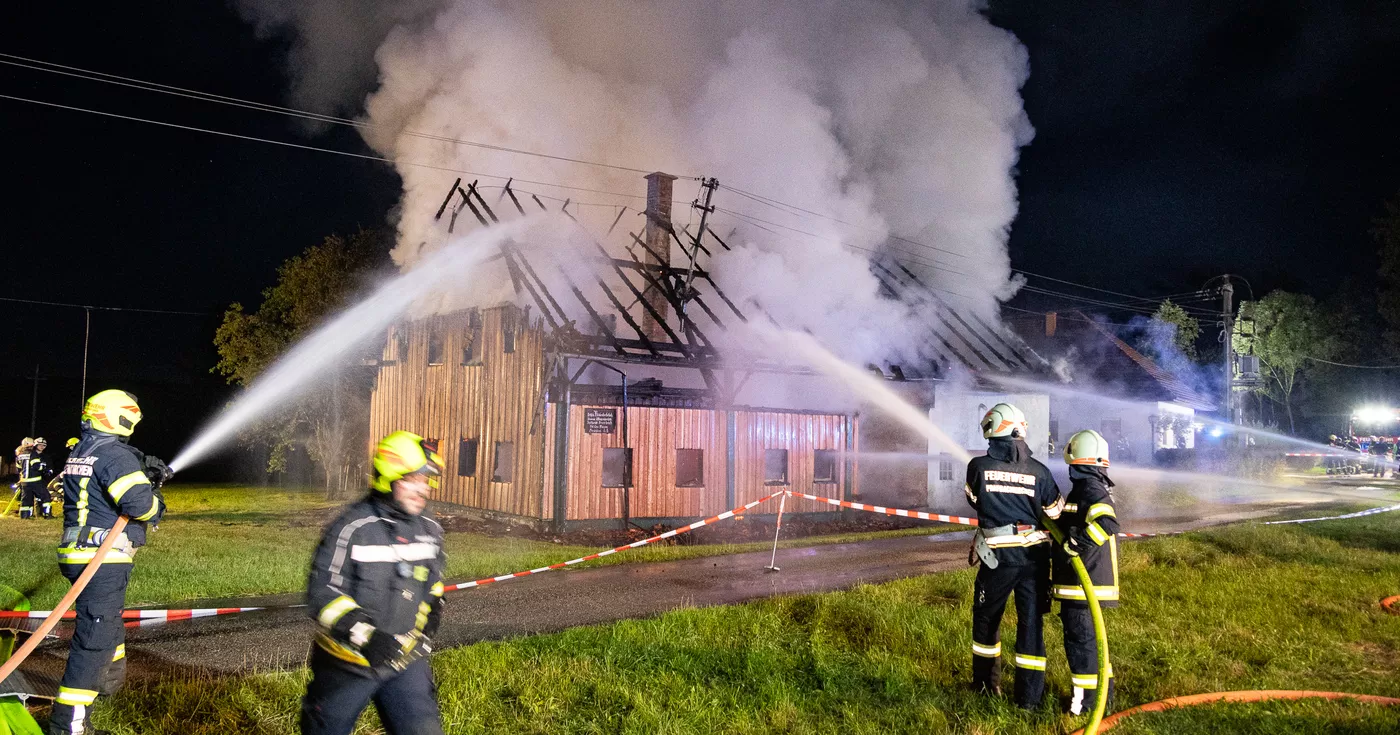 Titelbild: Vollbrand eines leerstehenden Gebäudes in Waizenkirchen fordert Großeinsatz von zwölf Feuerwehren