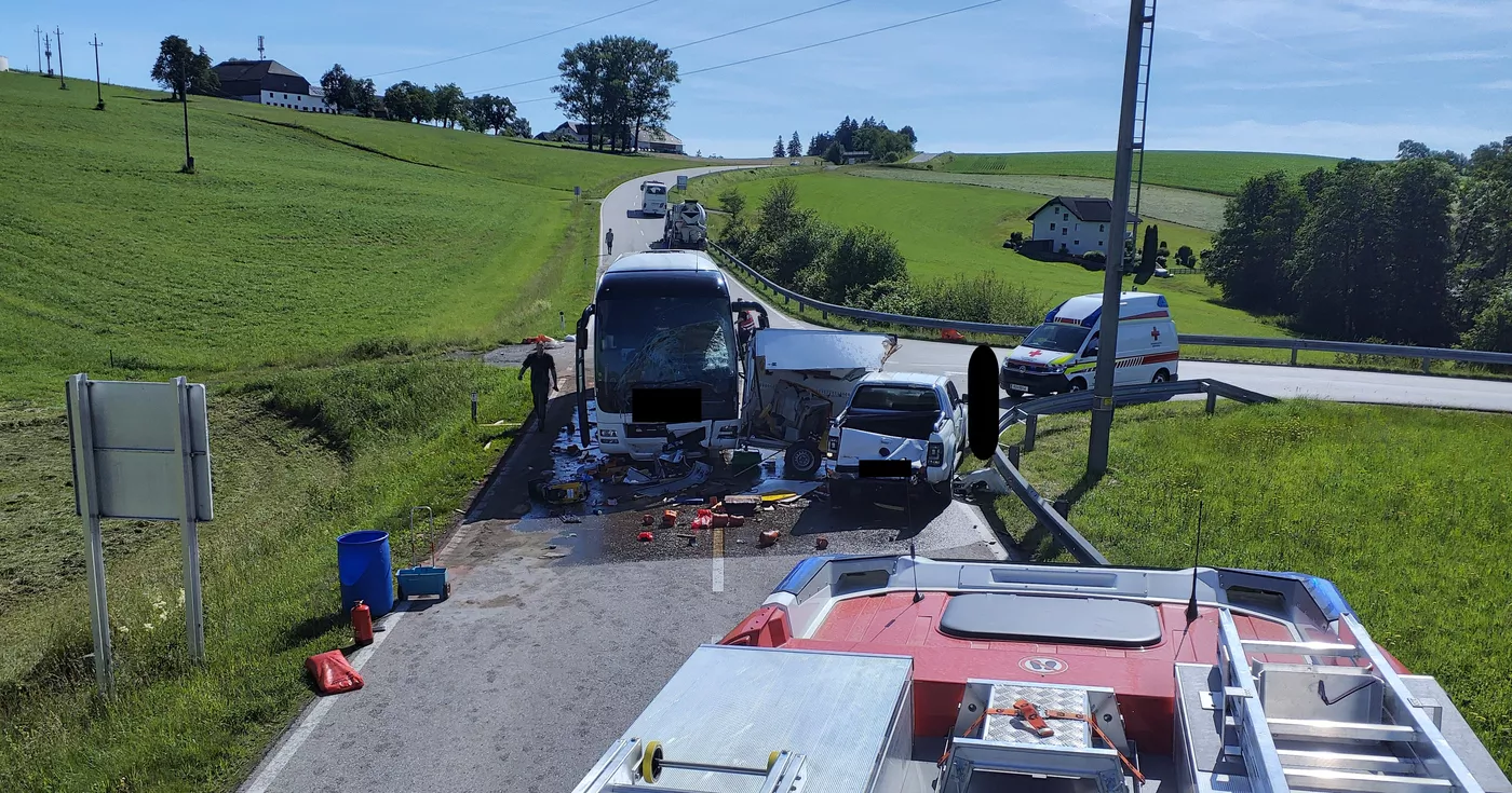 Zusammenstoß zwischen Reisebus, PKW und LKW