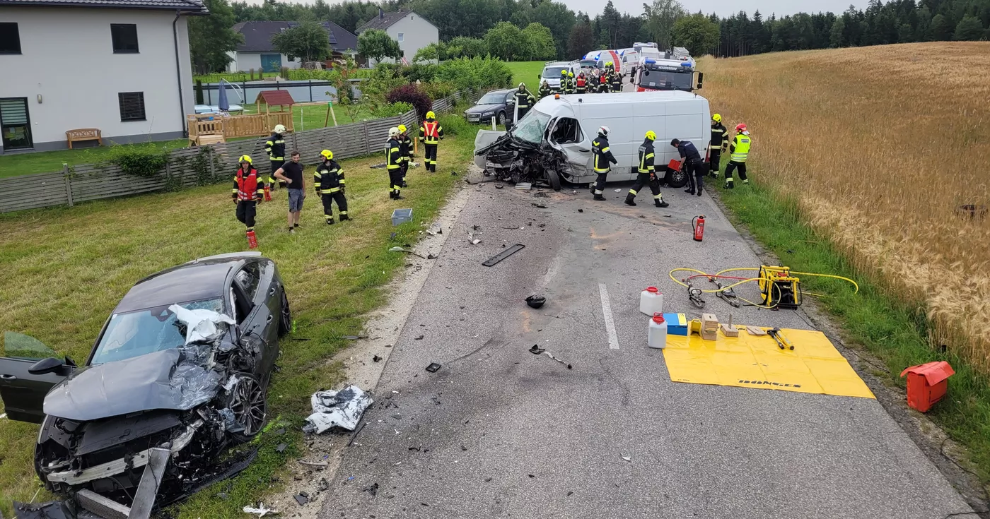 Titelbild: Schwerer Verkehrsunfall zwischen Niederwaldkirchen und Herzogsdorf