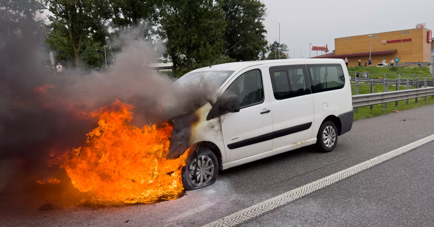 Titelbild: Ersthelfer dämmen Fahrzeugbrand mit Feuerlöschern ein