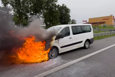 Ersthelfer dämmen Fahrzeugbrand mit Feuerlöschern ein FOKE-2024062119013251-002.jpg