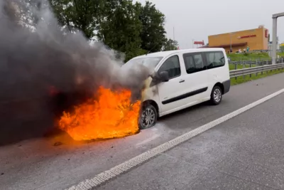 Ersthelfer dämmen Fahrzeugbrand mit Feuerlöschern ein FOKE-2024062119013252-003.jpg