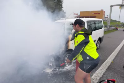 Ersthelfer dämmen Fahrzeugbrand mit Feuerlöschern ein FOKE-2024062119043255-006.jpg