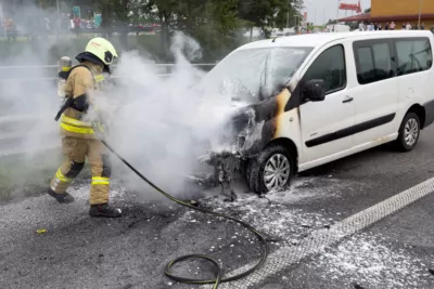 Ersthelfer dämmen Fahrzeugbrand mit Feuerlöschern ein FOKE-2024062119073257-008.jpg